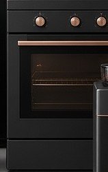 Cuisinière à gaz noire, quatre feux et four, boutons cuivrés